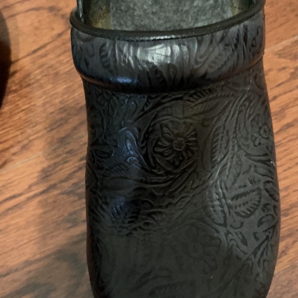 Embossed Dansko Clogs Size 40 (9.5/10) - Picture 5 of 6